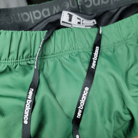 New Balance Green Athletic Women's Shorts Pants Small Running Yoga 2 Inch Split - Picture 8 of 9